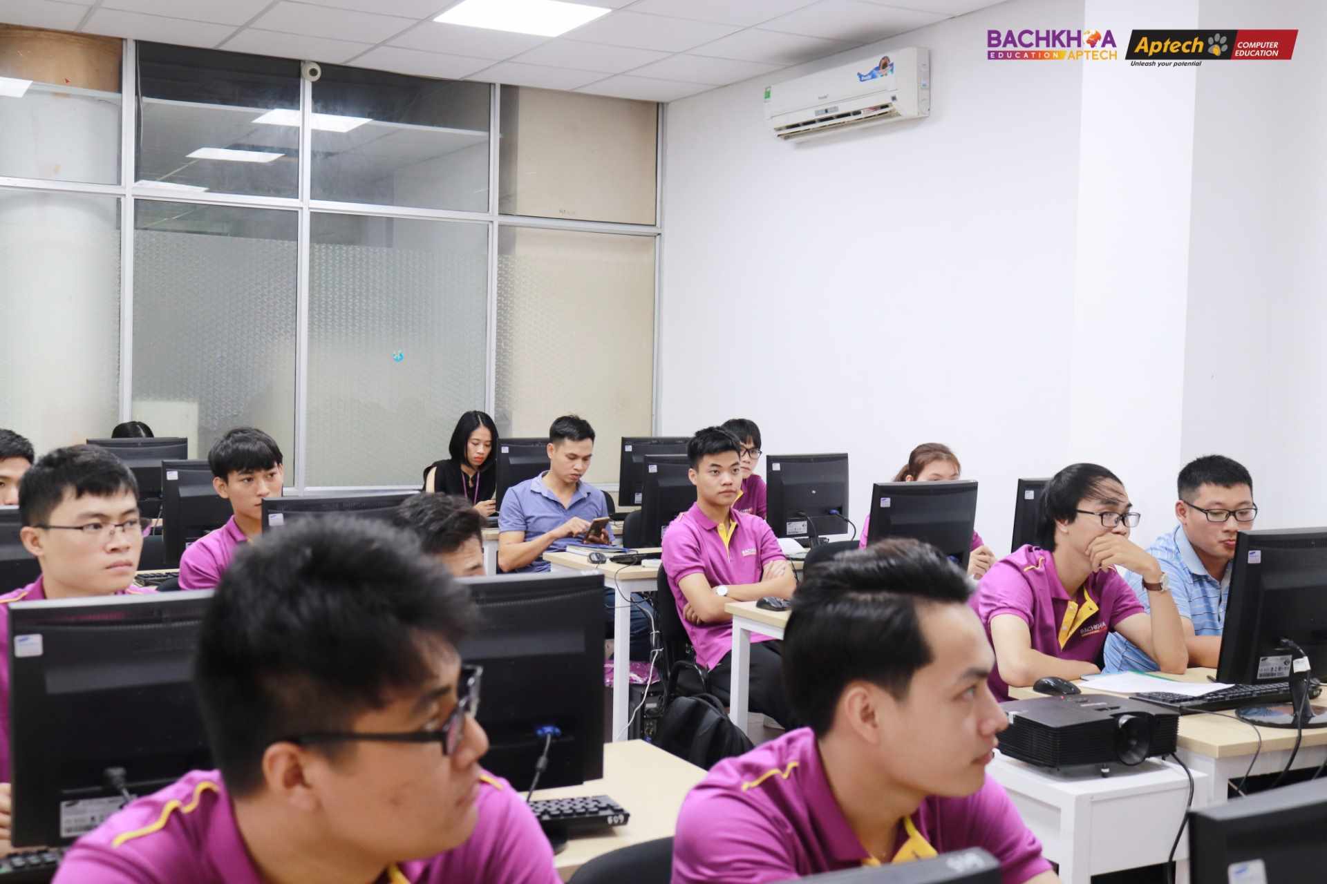 Các bạn học viên hào hứng chuẩn bị chinh phục PHP