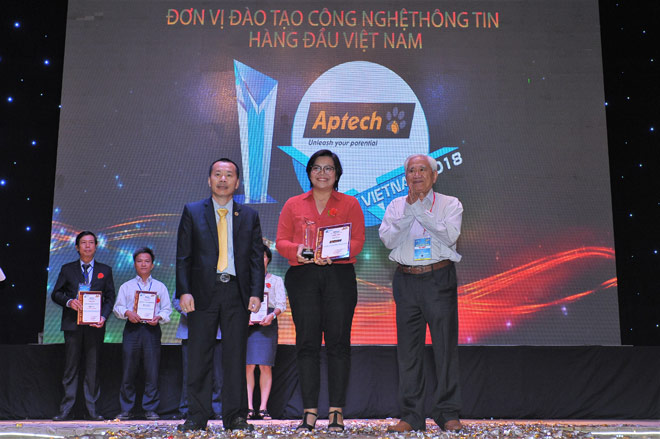 APTECH nhận Cup Vàng Đơn vị Đào tạo CNTT hàng đầu Việt Nam năm 2018