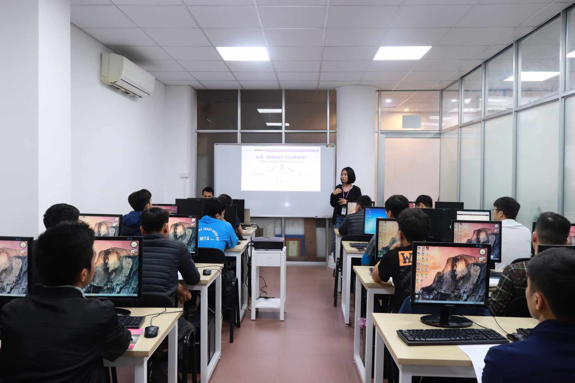Lớp học có sự tham gia đông đủ của hơn 25 học viên