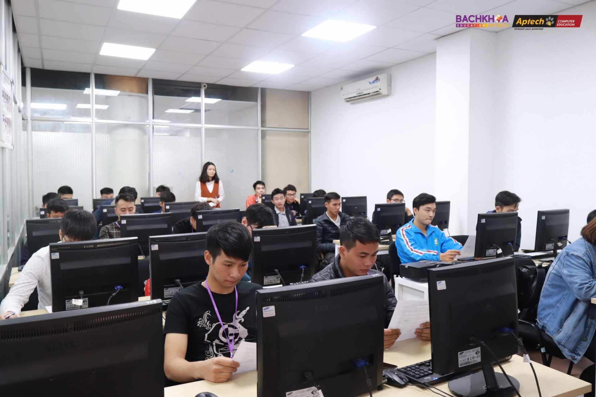 Buổi lễ khai giảng lớp Java-Web diễn ra thành công tốt đẹp