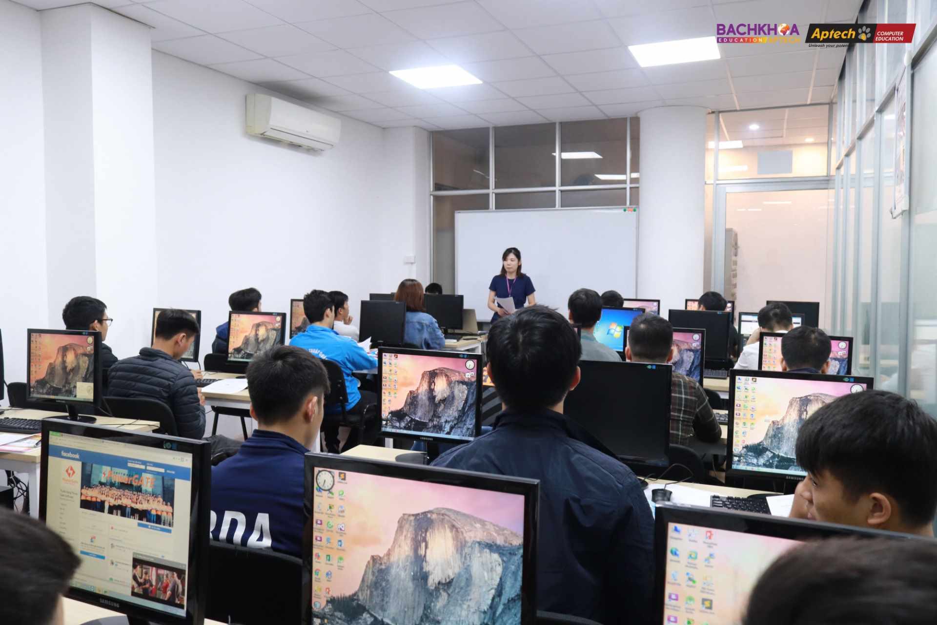 Cô Lê Thị Ngọc Ly lên phổ biến quy chế lớp học