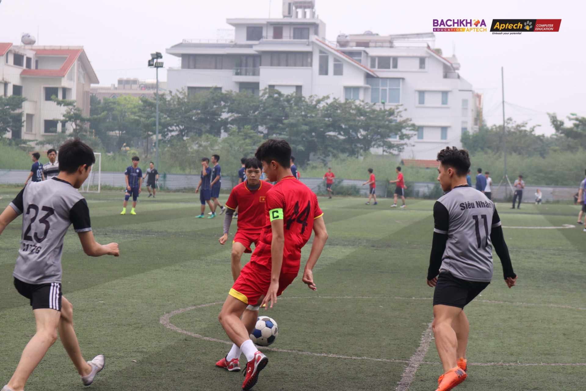 Trận cầu nảy lửa giữa các chân sút áo đỏ và áo đen