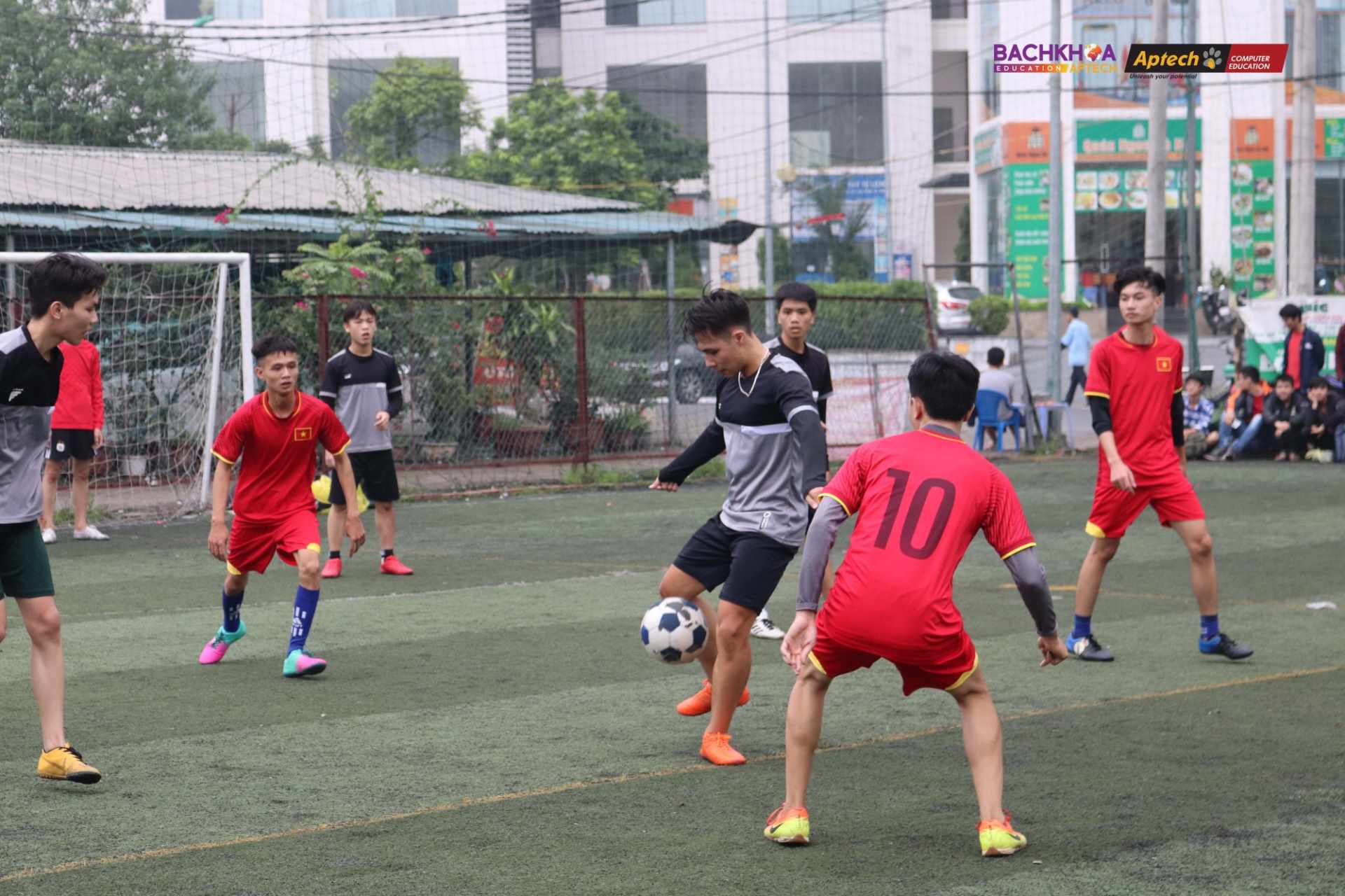Những pha tranh bóng cực kỳ gay cấn của 2 đội chơi